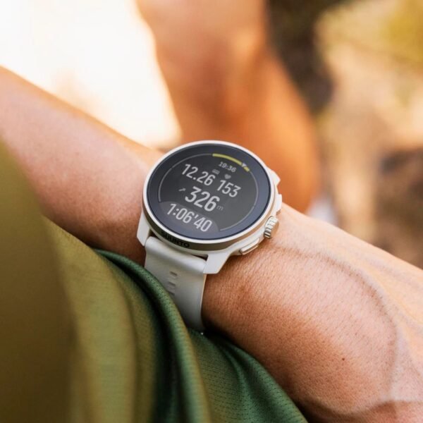 Suunto-Race-S-powder-grey-action-3-1280x1280px_1000x